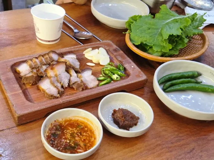 해장국과 내장탕이 함께 차려진 테이블