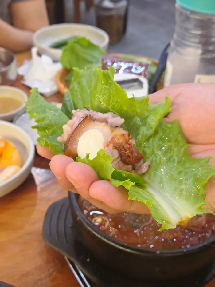 해장국과 함께 곁들인 돔베고기 한 점