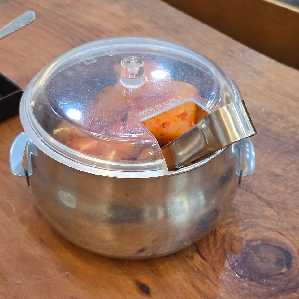 세팅된 테이블 수저와 물컵