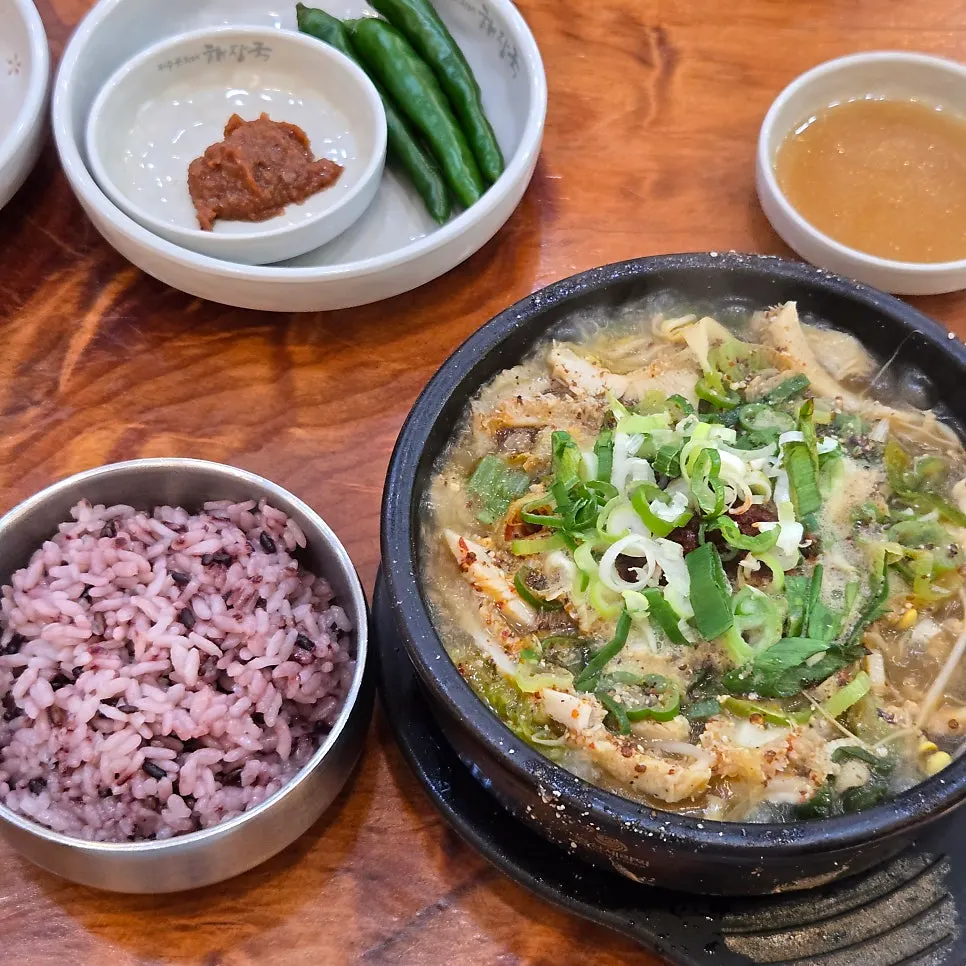 내장탕과 해장국 두 그릇 상차림