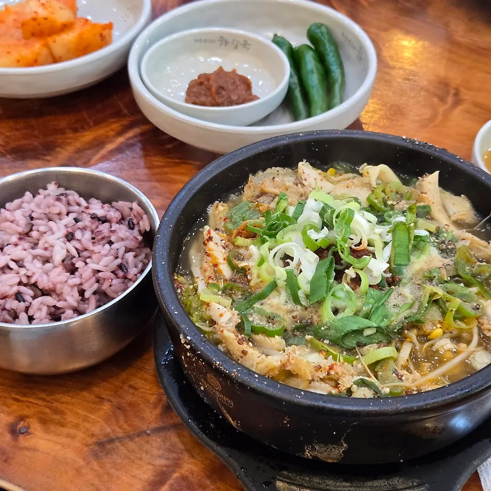 흑미밥과 함께 나온 해장국 한상
