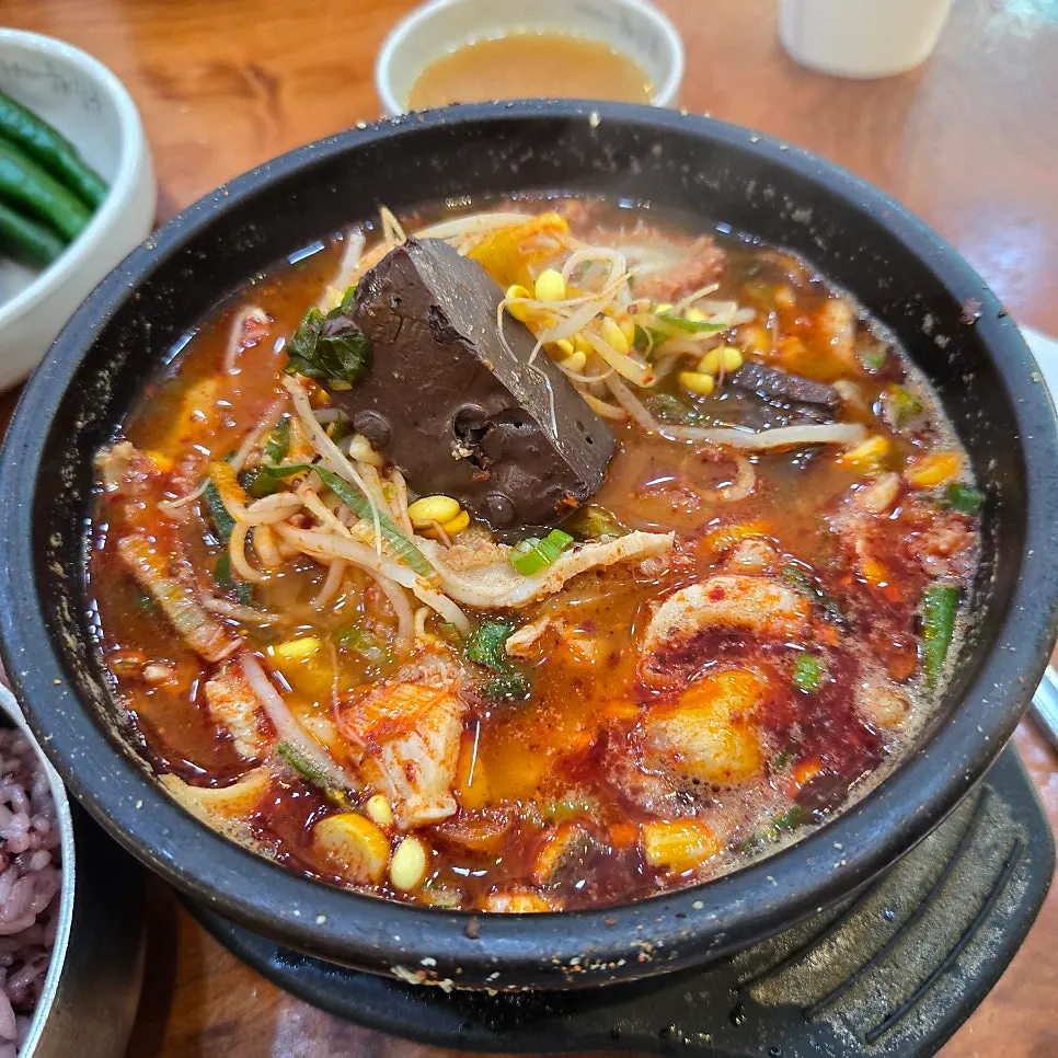 펄펄 끓으며 나온 해장국
