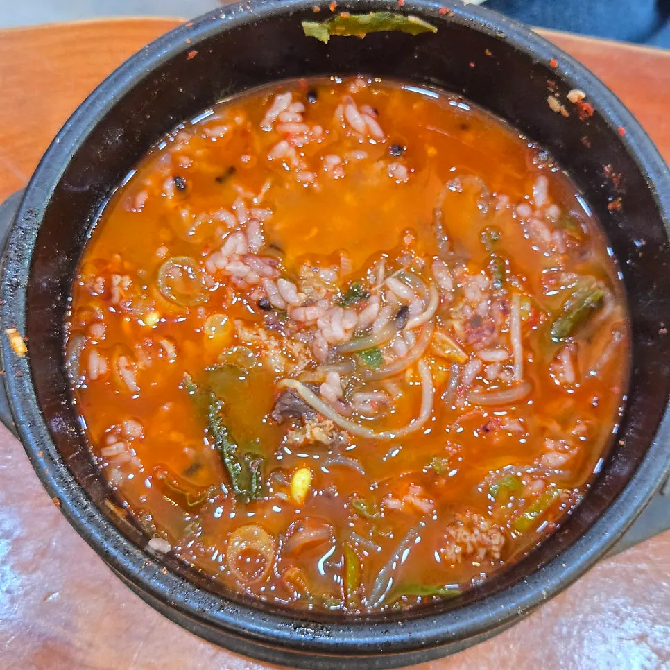 당면과 소고기를 건져 올린 해장국