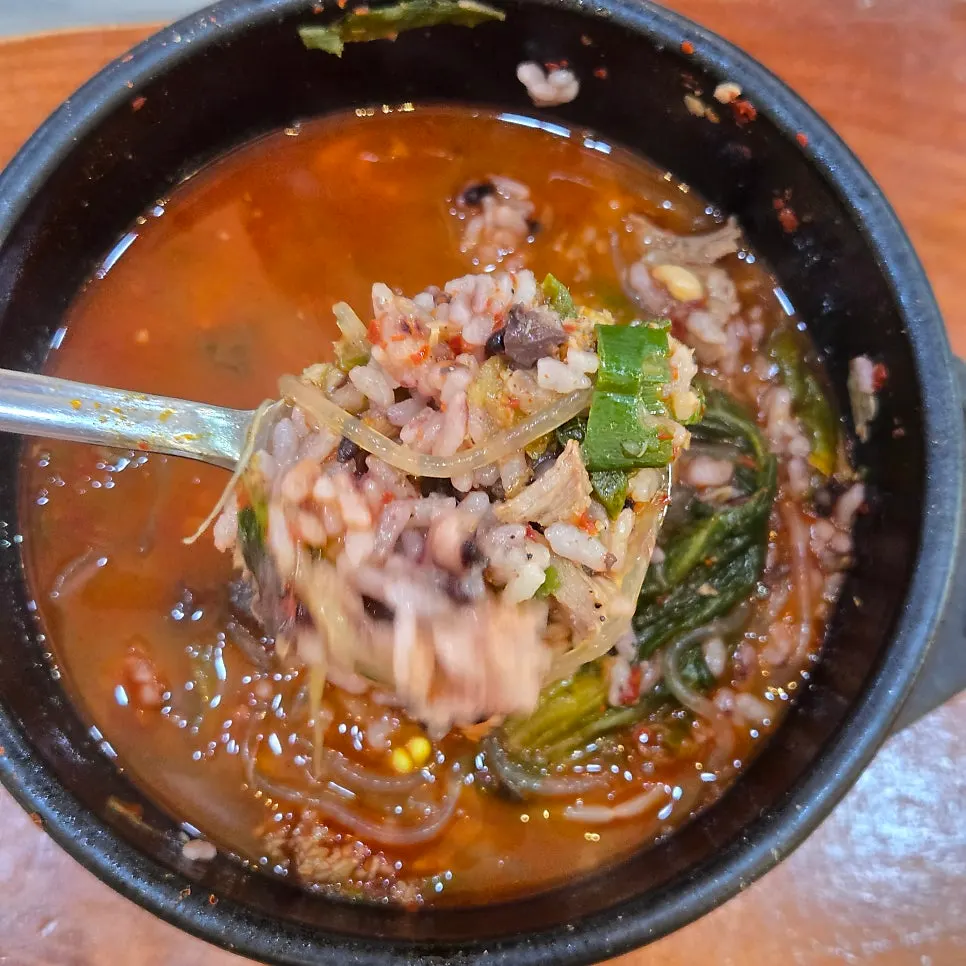 밥을 말아 먹는 해장국 한 그릇