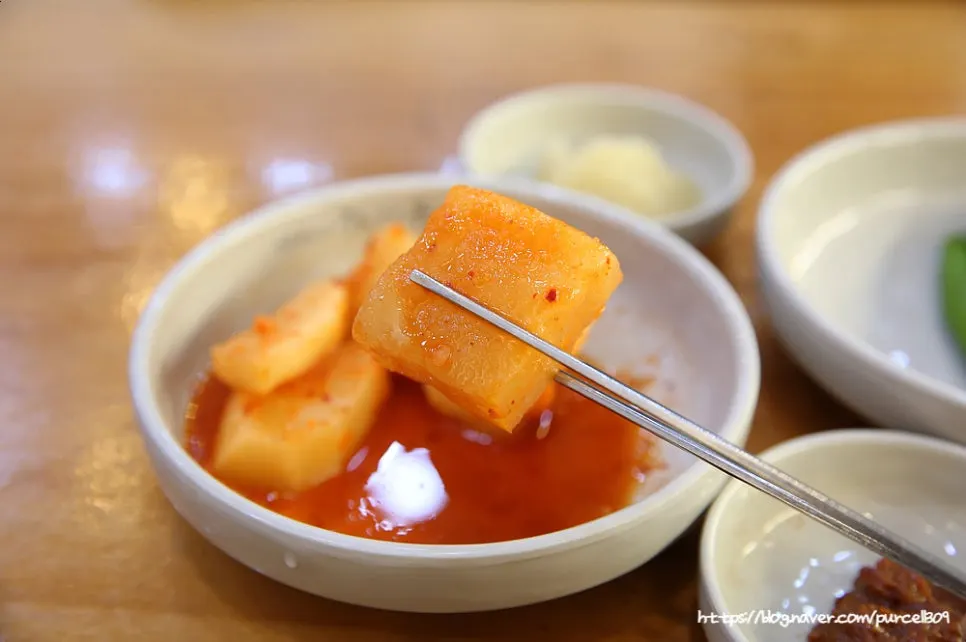 Chili peppers and kkakdugi served as basic side dishes