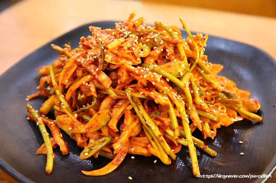 A plate of spicy seasoned yangmuchim