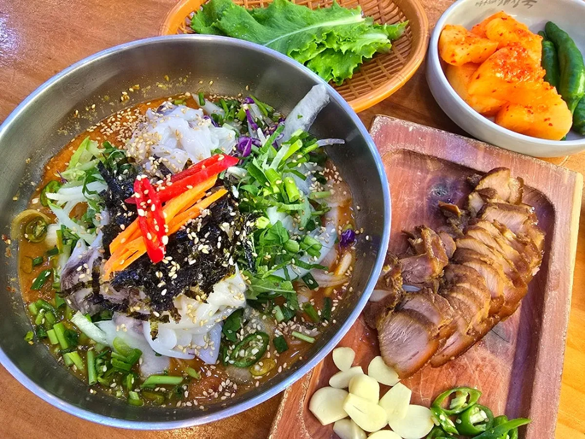 Hantchi mulhoe and dombe gogi table setting at Jeju Eunhui-ne Haejangguk Goyang Samsong Branch