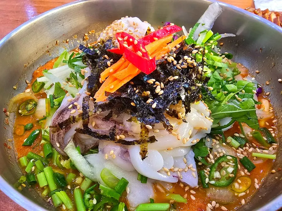 Jeju-style hantchi mulhoe full of squid and vegetables