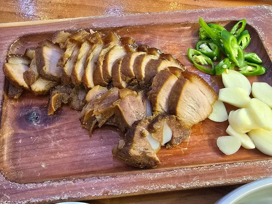 Small-size dombe gogi served on a wooden cutting board