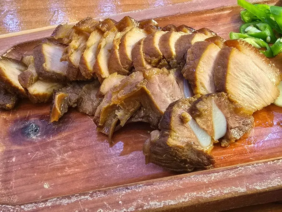 Moist, thinly sliced dombe gogi
