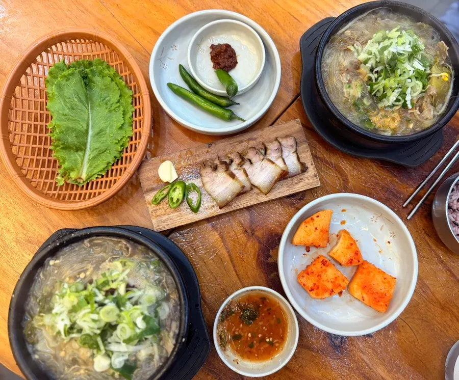 뚝배기 해장국과 돔베고기, 흑미밥 한 상