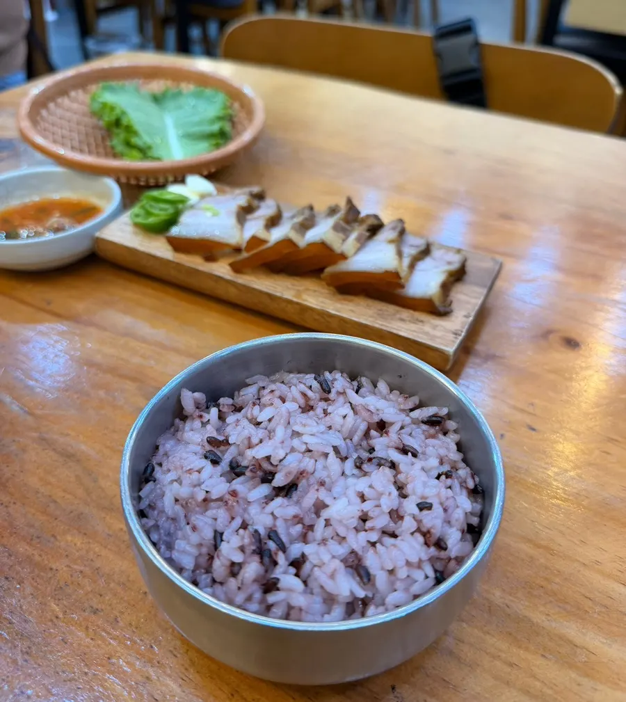 흰쌀밥 대신 나온 찰진 흑미밥