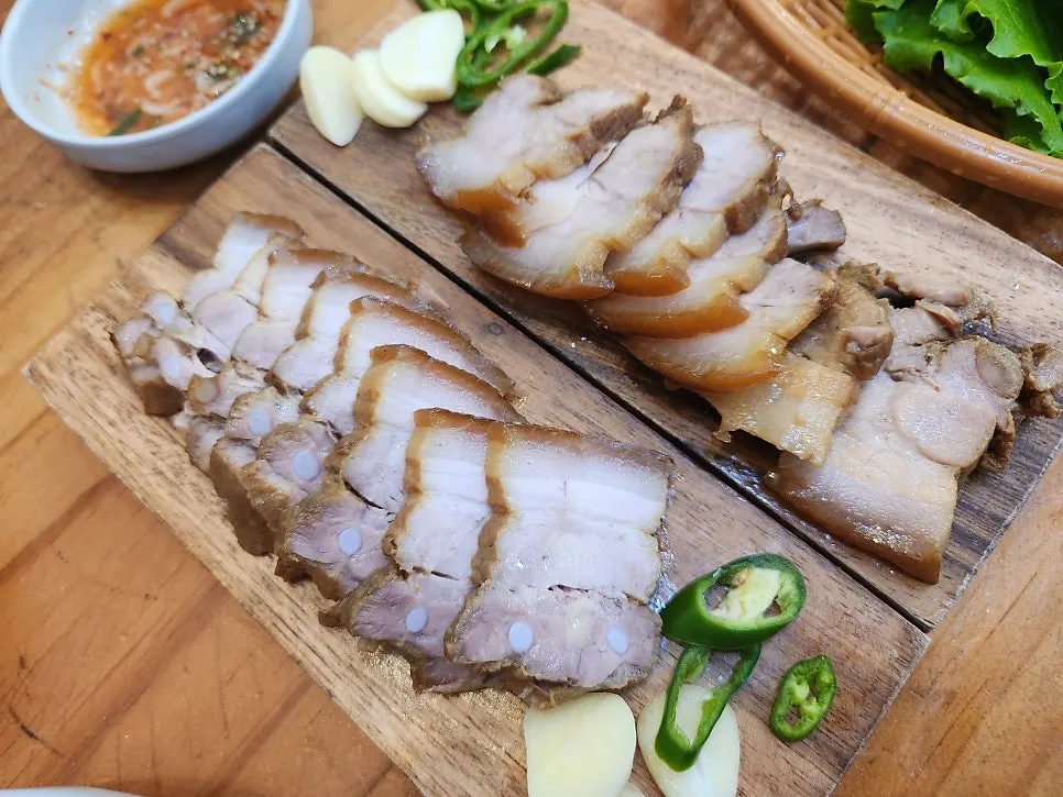 Kkakdugi served as a basic side dish