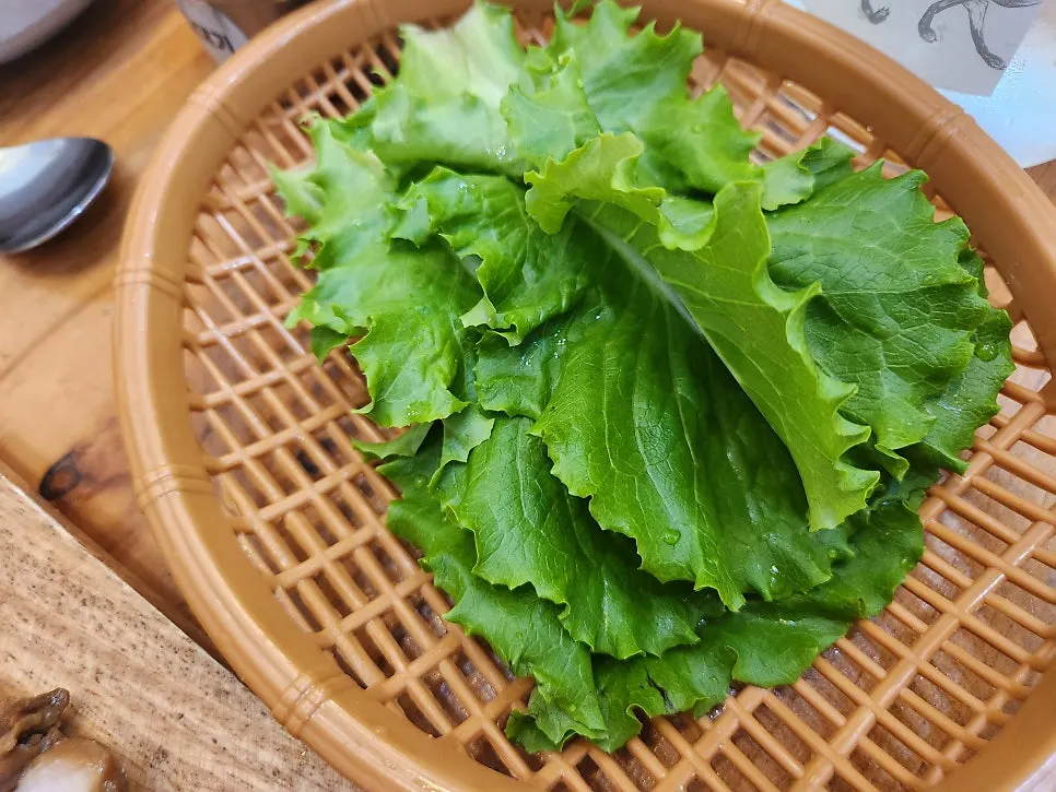 Plate of kkakdugi and green chili side dishes