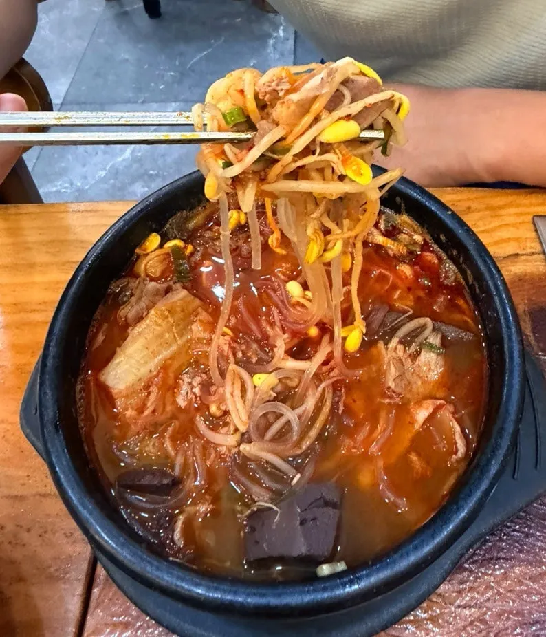 숟가락에 올린 해장국 건더기