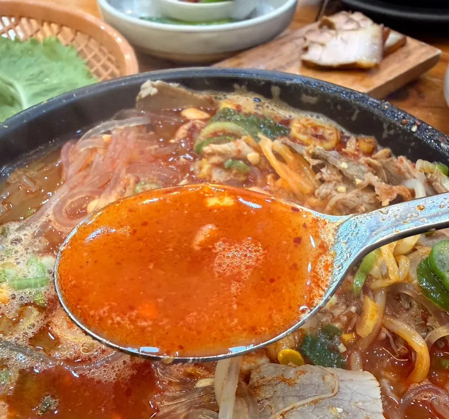 양념장을 푼 칼칼한 해장국 국물