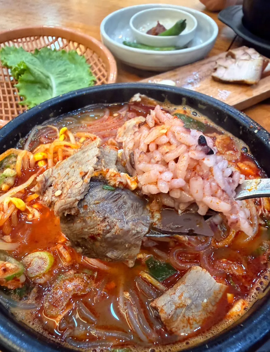 국물에 밥을 말아 넣은 해장국 뚝배기