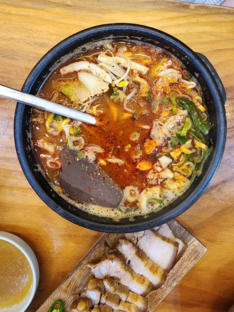 Tripe soup packed with bean sprouts and meat