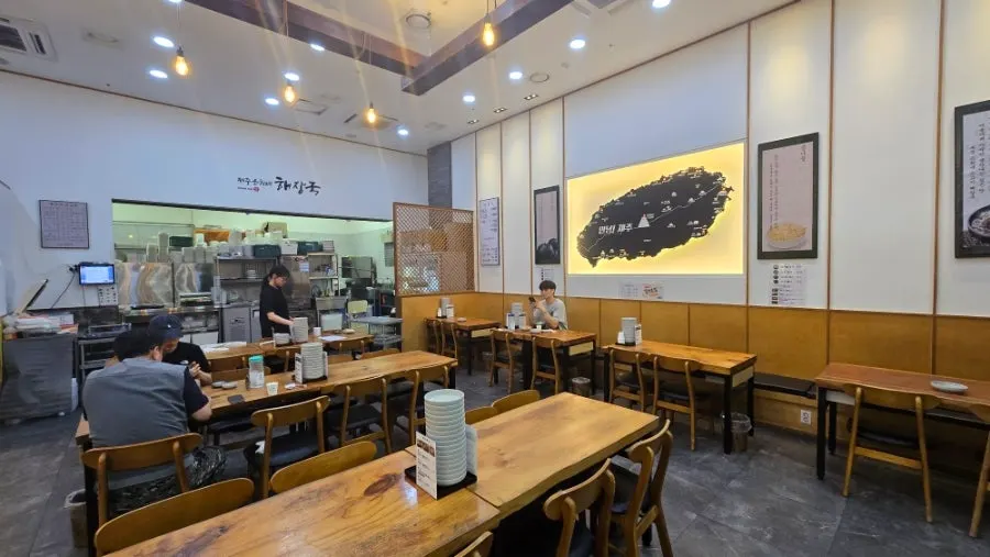 제주도 지도가 걸린 넓은 매장 내부