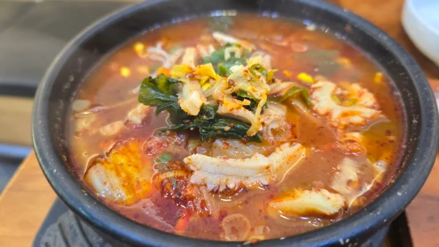건더기가 가득한 내장탕 뚝배기