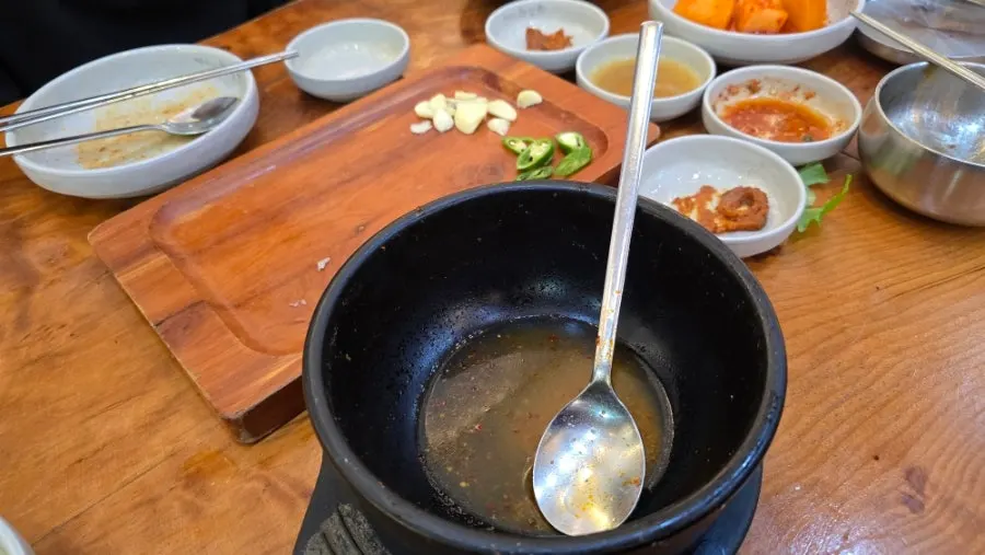 국물 리필해 밥 말아 먹은 뚝배기