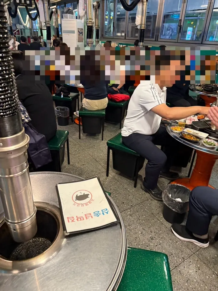 손님으로 만석인 넙딱집 삼송점 홀