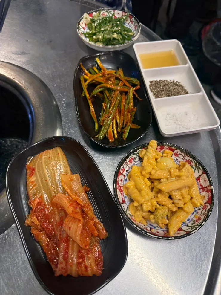 김치와 마늘쫑 무침 등 기본 반찬 상차림