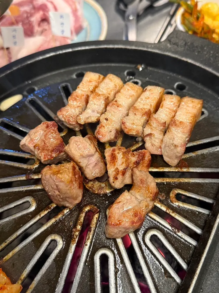 불판에 올린 삼겹살 목살과 김치