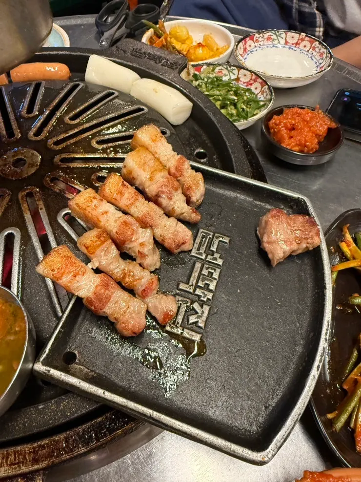 노릇하게 구워진 삼겹살과 목살