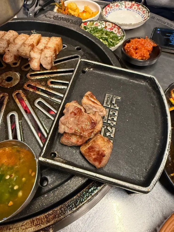 육즙 가득한 구운 삼겹살 한 점