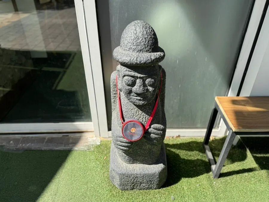 매장 앞 돌하르방 조형물