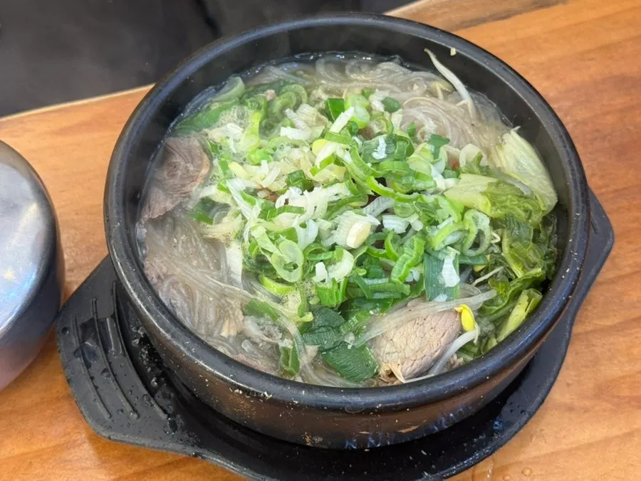 끓는 채로 나온 해장국 뚝배기