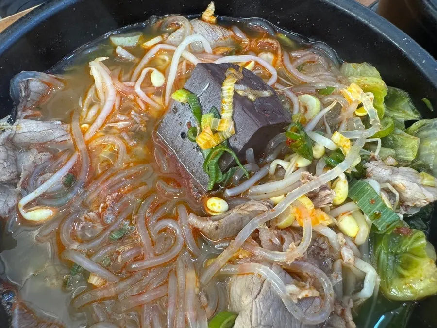 다대기를 푼 얼큰한 해장국 국물