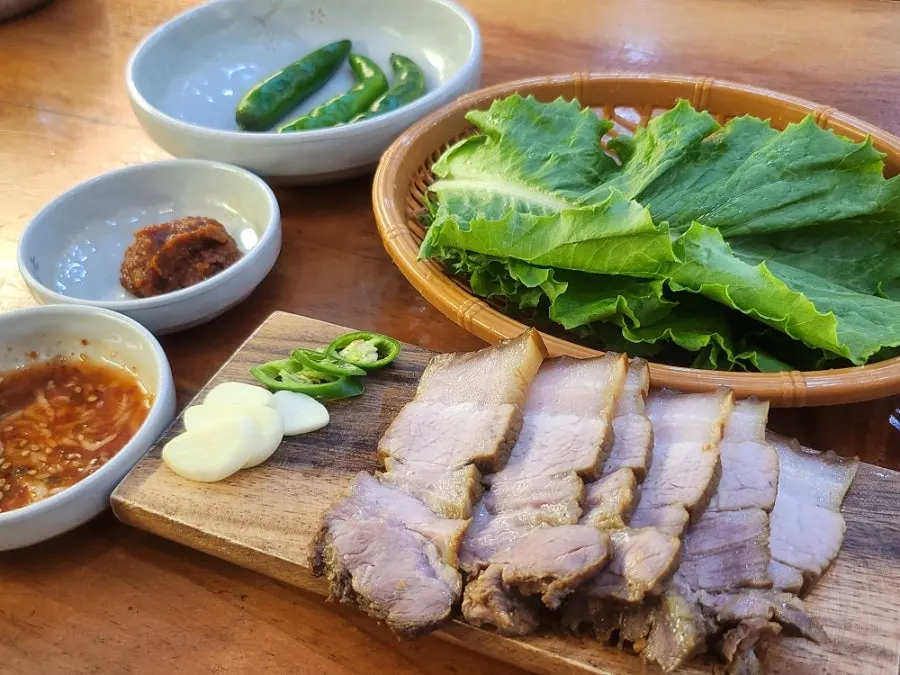 80g dombe pork served with lettuce and salted shrimp