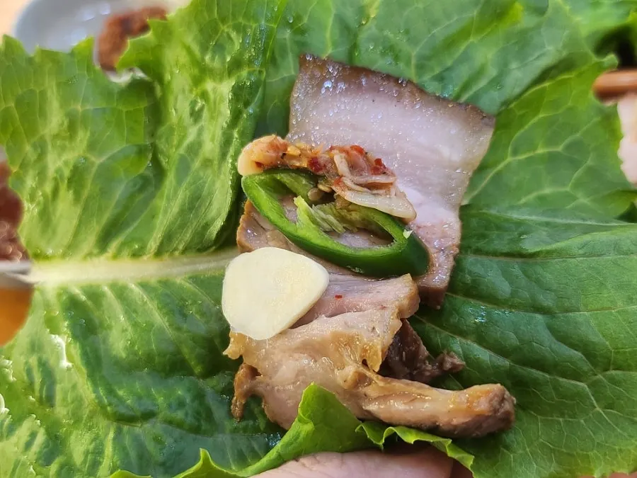 Lettuce wrap filled with dombe pork and rice