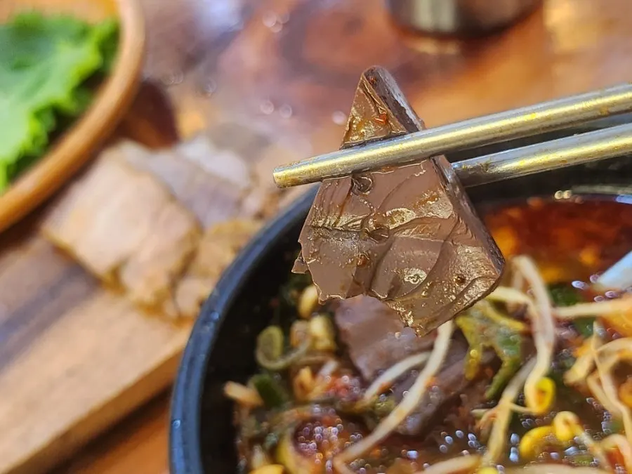 Crunchy bean sprouts in the tripe soup