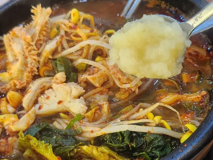 Tripe and beef blood dipped in a tangy sauce