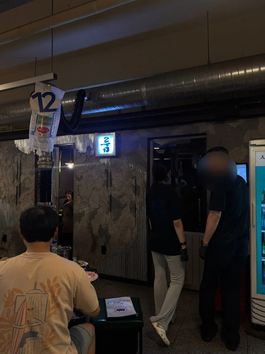 넙딱집 삼송점 안쪽 예약 룸 공간