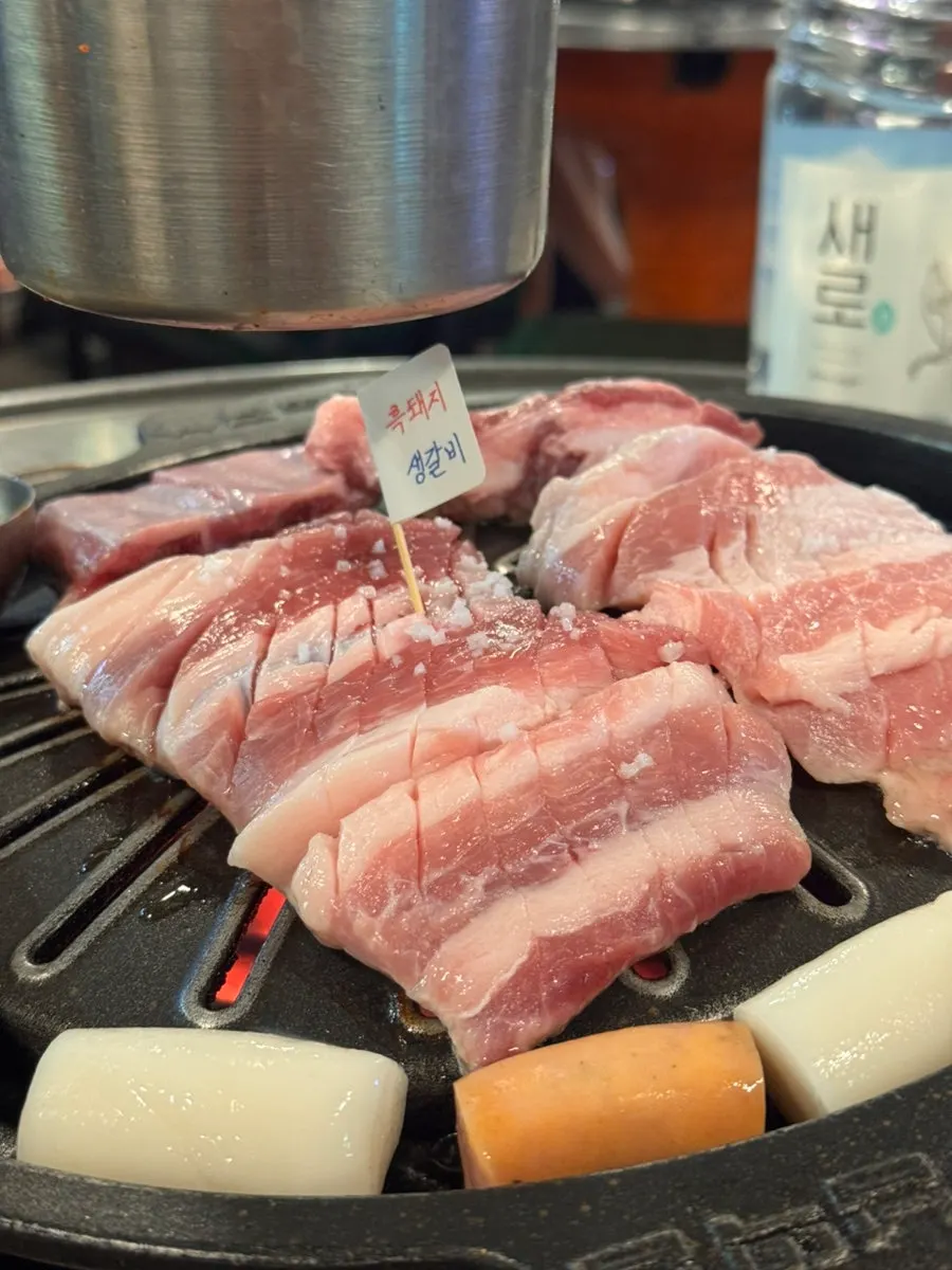 두툼한 산청흑돼지 생갈비 생고기 상태