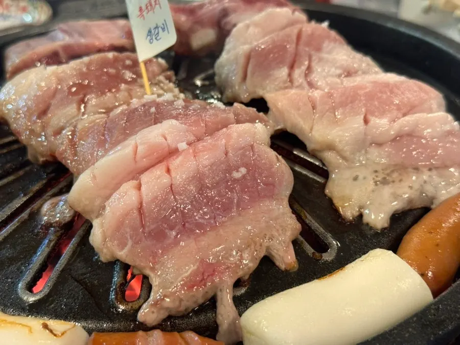 불판에서 익어가는 흑돼지 생갈비