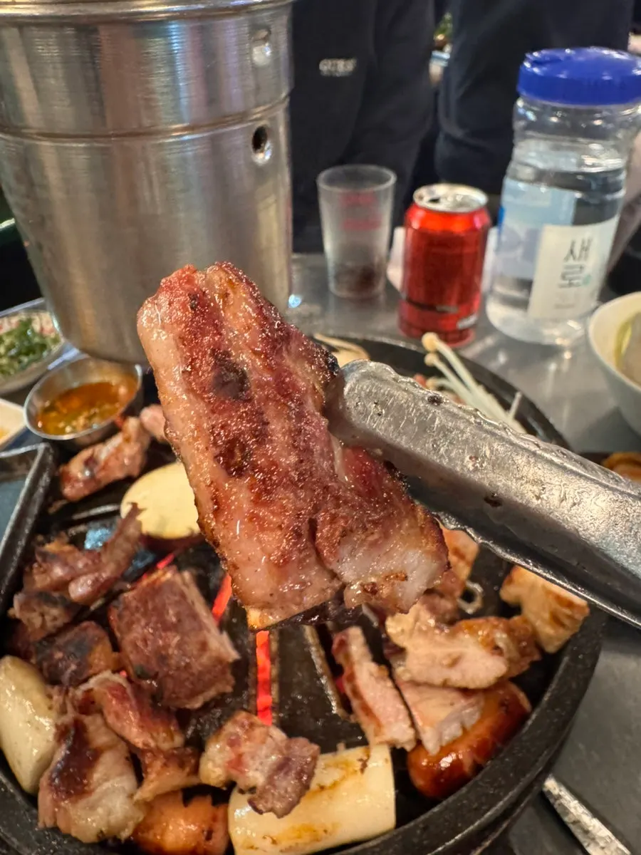 멜젓에 찍어 먹는 흑돼지 생갈비