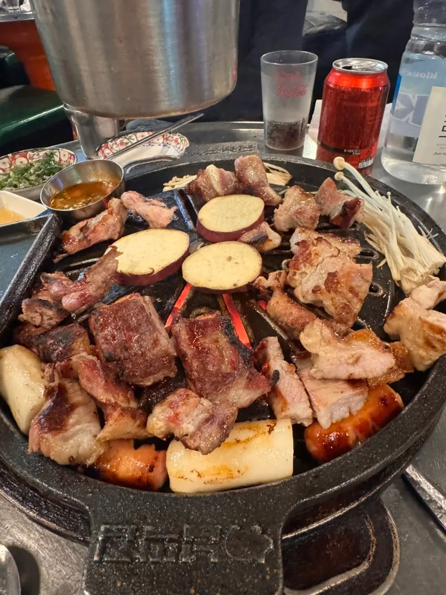 불판에 올려 구운 시큼한 김치