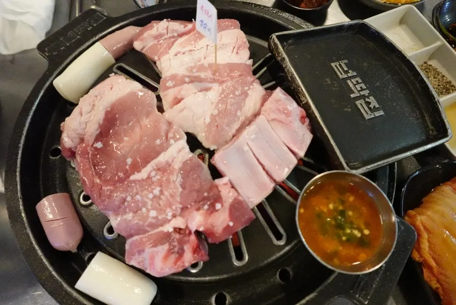 무쇠철판에 올린 산청흑돼지 생갈비