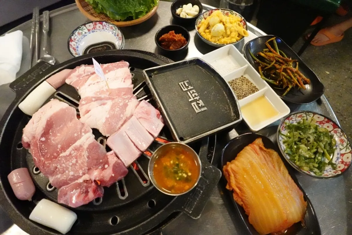 떡사리와 소시지까지 올라간 생갈비 구이