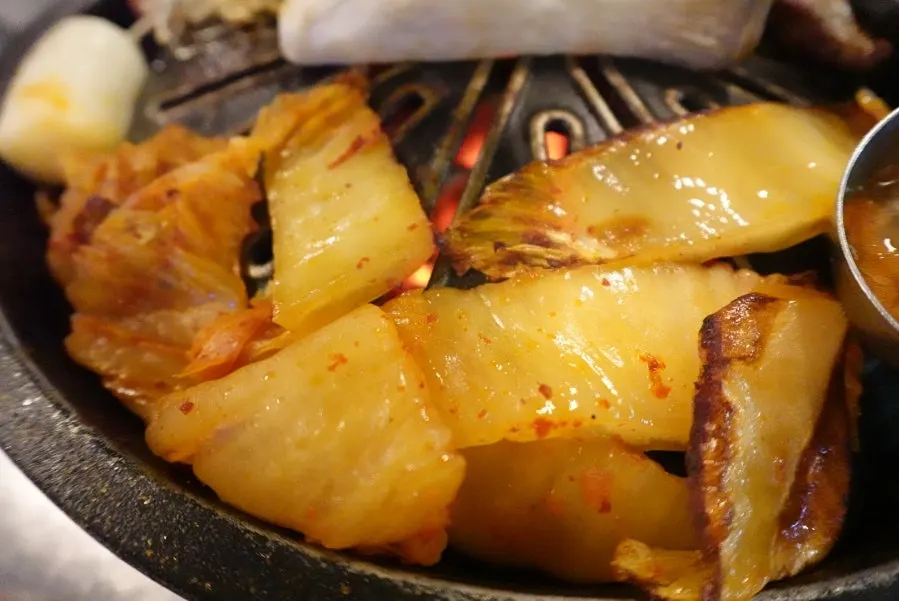 참기름과 들깨가루에 찍은 생갈비 한 점