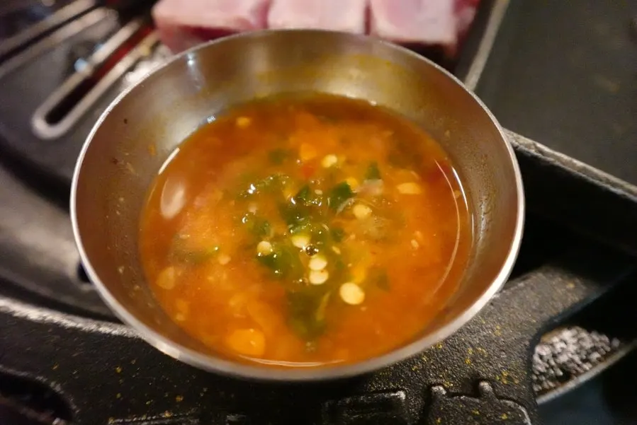소금에 찍어 든 산청흑돼지 생갈비
