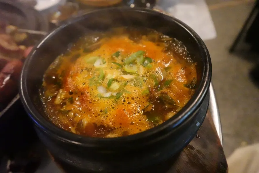 된장찌개를 비벼 먹는 밥상