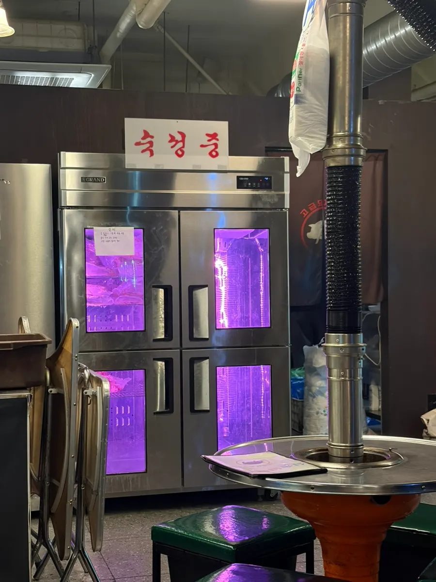 숙성 중인 돼지고기 숙성고