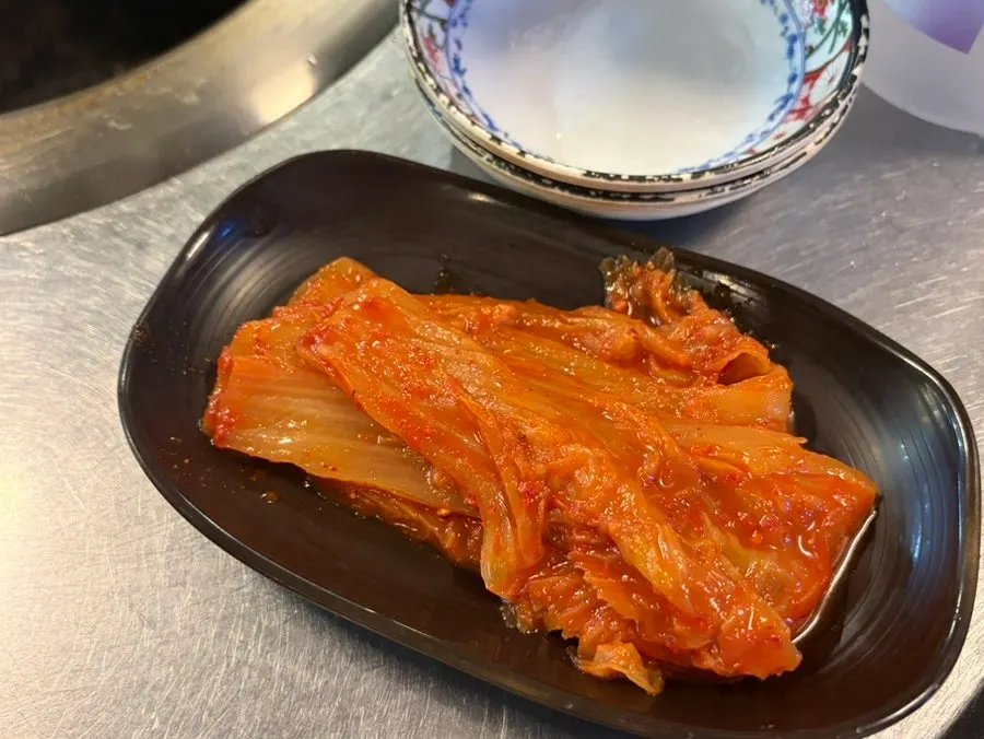 정갈하게 담긴 넙딱집 밑반찬 접시