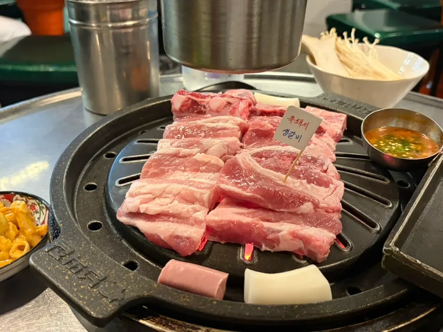 무쇠불판에 구워지는 흑돼지 생갈비